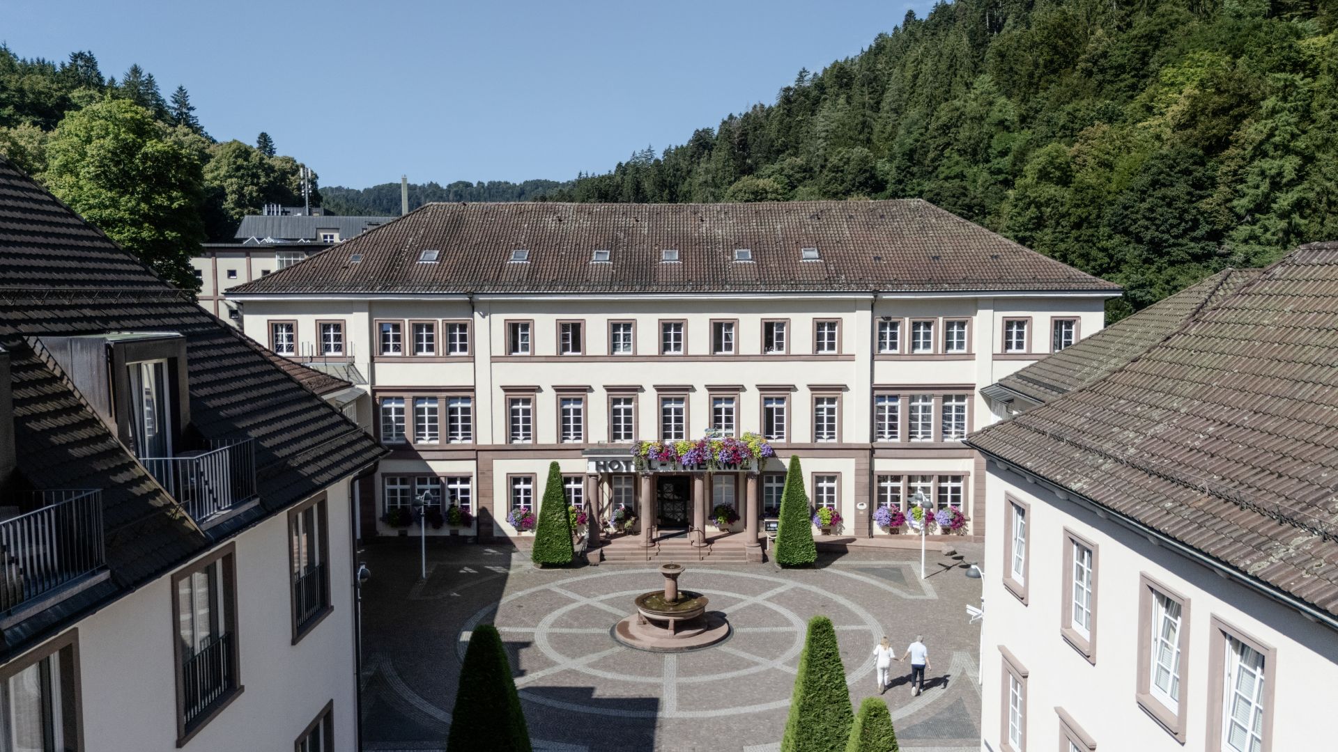 Hauptgebäude des Hotel Therme Bad Teinach und dessen Haupteingang.