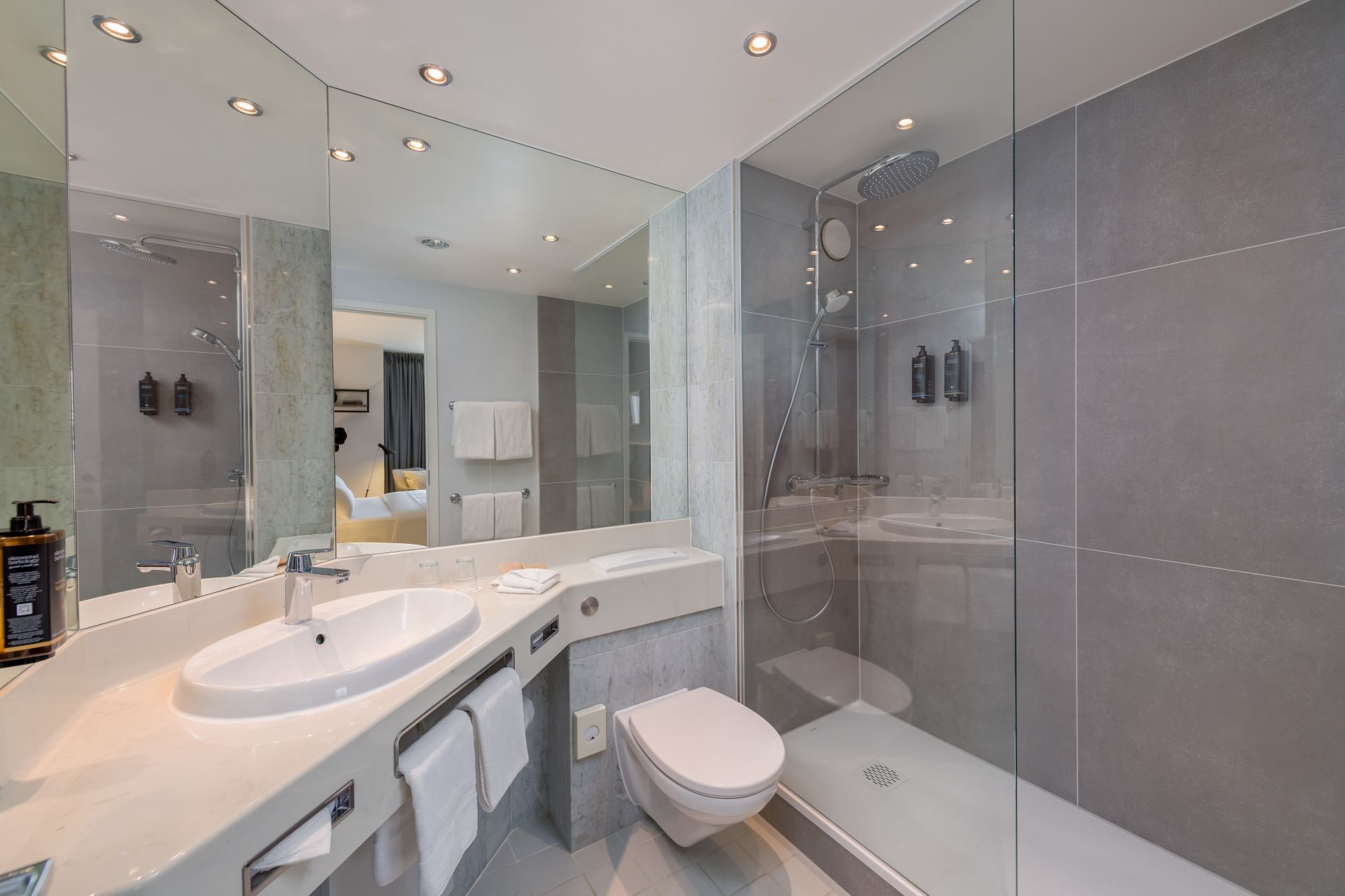 Interior design hotel bathroom Hotel Mercure Hannover